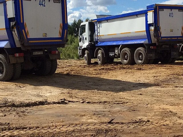 Nyitott térszíni bányaudvar, letakarítási munkálatok a kitermelés előkészítéseként